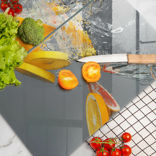 Chopping board Lemons in water