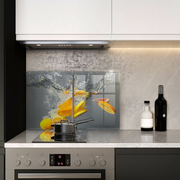 Chopping board Lemons in water