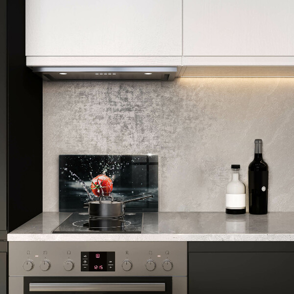 Chopping board Tomato in water