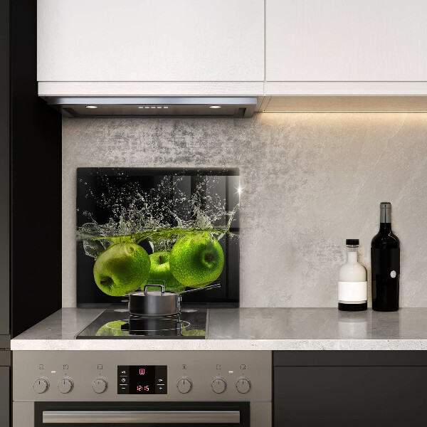 Chopping board Green apples and water