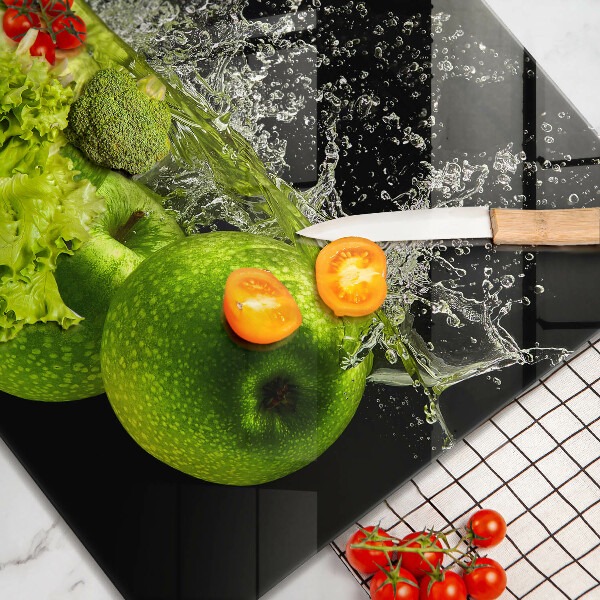 Chopping board Green apples and water