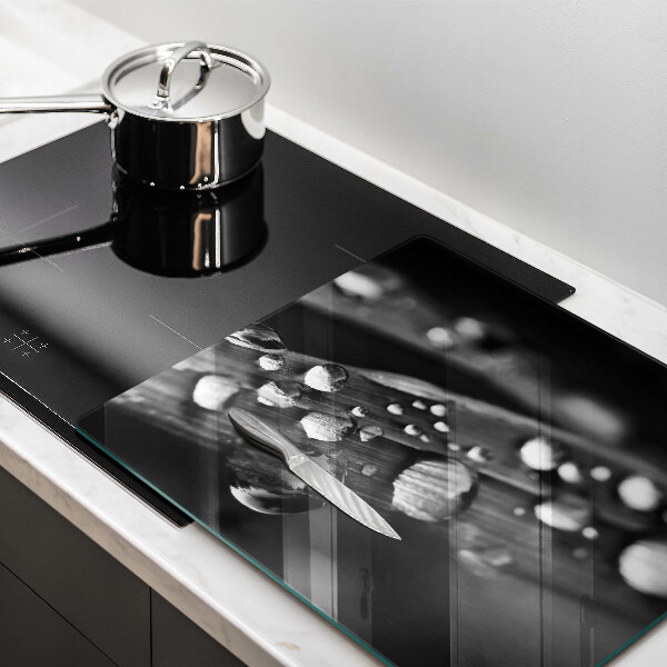 Chopping board Drops of dew on the leaves