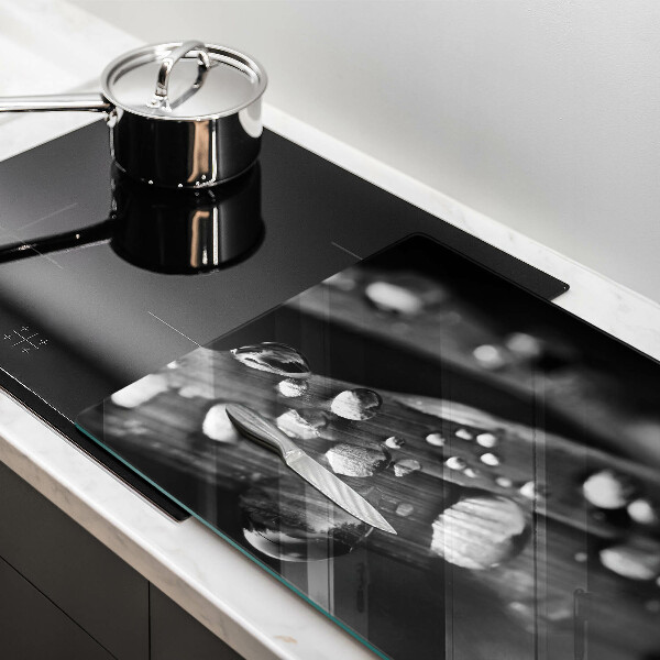 Chopping board glass Drops of dew on the leaves