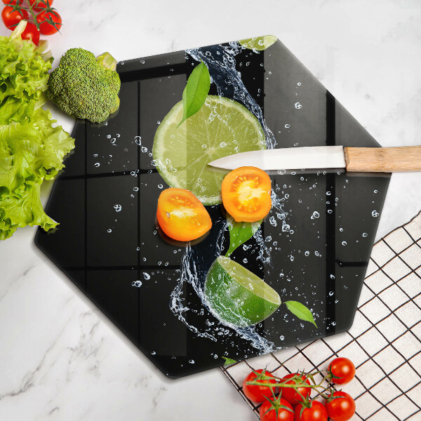 Chopping board Juicy lime in water