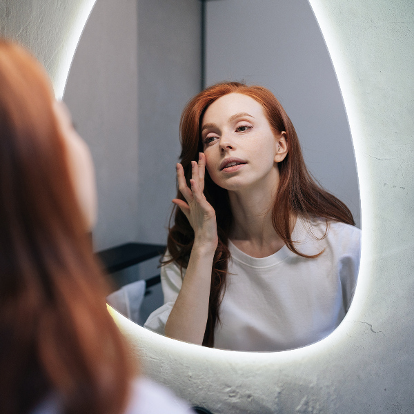 Egg-shaped LED mirror 50x70 cm