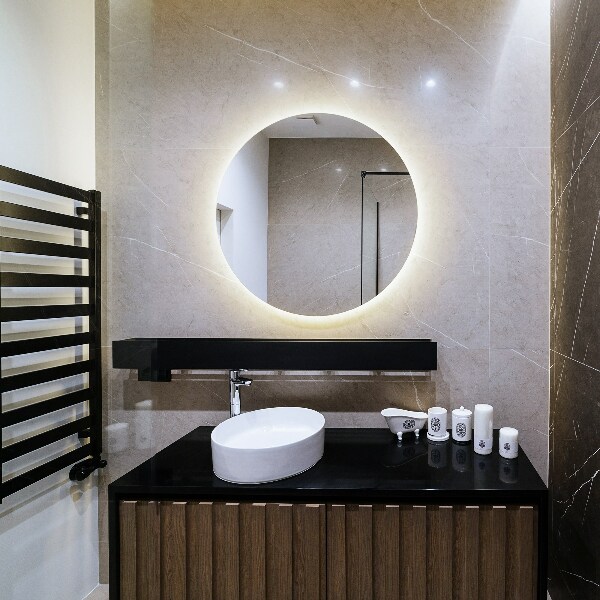 Round illuminated mirror 39 in
