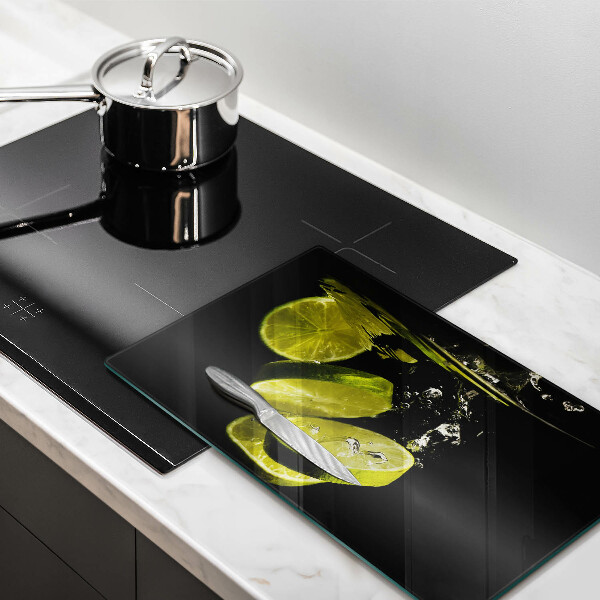 Glass worktop saver Lime in water
