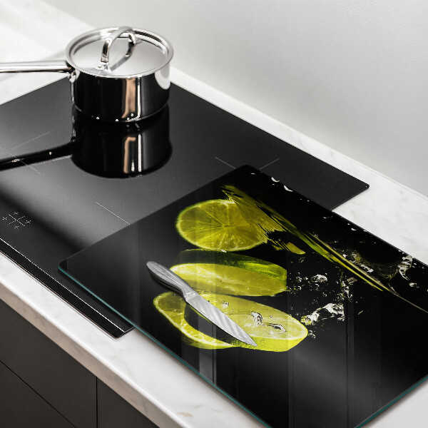 Glass worktop saver Lime in water