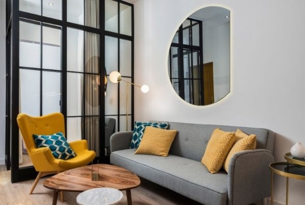 Where to hang a mirror in the living room? A practical and stylish guide