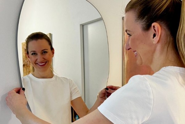 How to hang a mirror? Mounting a mirror on pendants